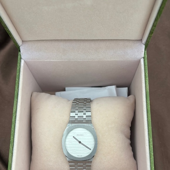 Gucci 30mm stainless steel watch. Comes with warranty paper (Authenticity paper) - Picture 5 of 5